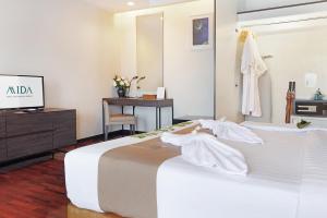 曼谷美達廊曼機場酒店的酒店客房设有一张大床和一台电视。