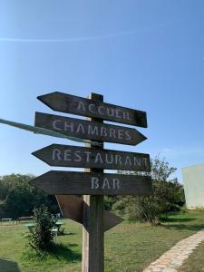 勒帕莱Auberge de Jeunesse HI Belle-Île-en-Mer的箭头指向不同方向的木标志