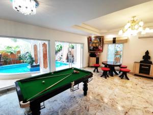 南芭堤雅JOOPLAND Luxury Pool Villa Pattaya Walking Street 6 Bedrooms的客厅设有台球桌