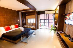 拉迈苏梅岛艾姆尼提阿帕图尔酒店的一间卧室配有一张床、一台电视和一张沙发