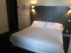 Cérans-Foulletourte多曼德贝莱酒店的卧室配有白色床和蓝色墙壁