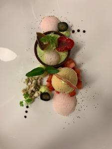 伊施格尔阿莱格拉维斯塔酒店的包含水果和蔬菜甜点的白盘