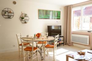 Monchy-Saint-ÉloiSuperbe appartement tout confort "Le Séquoia"的一间带桌椅的用餐室