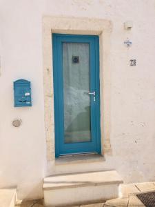 奥斯图尼Dimore del TEMPO PERS0 Mare videre的建筑物一侧的蓝色门