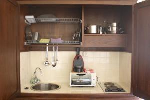 贝瓦尼亚珀塔古尔法酒店的厨房柜台设有水槽和微波炉