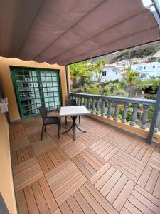 弗龙特拉伊达因涅斯酒店的设有一个配有桌椅并享有美景的阳台。