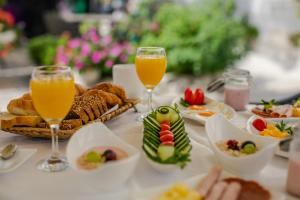 特罗吉尔康克狄亚酒店的一张桌子,上面放着两杯橙汁和食物