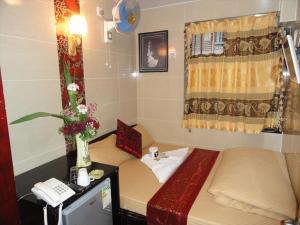 香港City HK Guest House Block E的小房间设有两张床和窗户