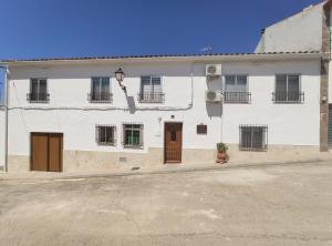 贝尔蒙特Casa Rural Casa La Abuela的街道上带门窗的白色建筑