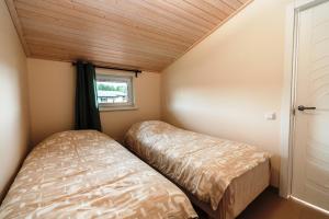 索尔塔瓦拉Загородный отель RAUTA的小型客房 - 带2张床和窗户
