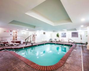 Sleep Inn & Suites Guthrie - Edmond North内部或周边的泳池