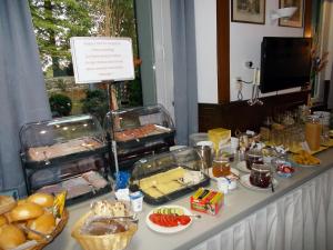 Breckerfeld博文酒店的一张桌子,上面有自助餐