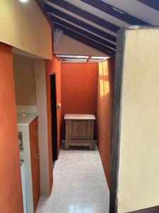 努沙杜瓦2号犬别墅假日公园的走廊上设有橙色墙壁和桌子