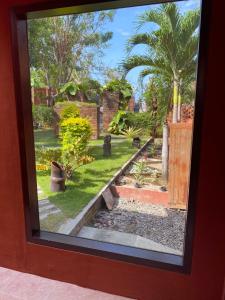 努沙杜瓦2号犬别墅假日公园的透过窗户可欣赏到花园美景