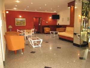 布宜诺斯艾利斯露微酒店的带沙发和桌椅的客厅