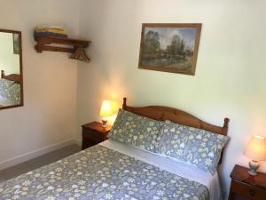 多尼戈尔The Bridges Bed and Breakfast的一间卧室配有一张床和两张台灯。