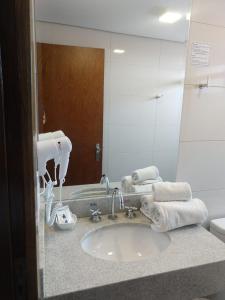 林斯Hotel Riviera Lins的浴室的柜台设有水槽和镜子