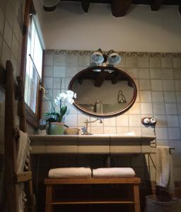卡尔德斯德马拉维亚Más Figueres的一间带水槽和镜子的浴室