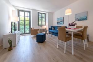的里雅斯特Residence La Torre的客厅配有桌子和蓝色沙发