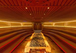 文迪施里茨SATAMA Sauna Resort & SPA的保龄球馆,保龄球道长