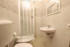 米兰Carlo Goldoni Hotel的白色的浴室设有卫生间和水槽。