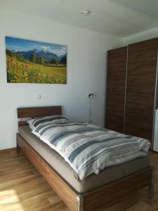 纽伦堡Jura Hotel的一间卧室配有一张壁画床