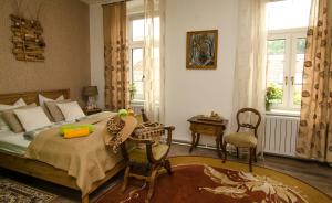 拉什科Family Boutique Hotel Trubarjev的卧室配有一张床和一张桌子及椅子