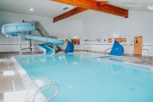 大天空市白水旅馆的一个带滑梯的大型游泳池