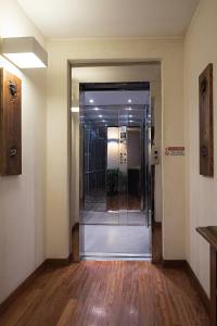 维琴察Hotel Due Mori的大楼内有玻璃门的空走廊