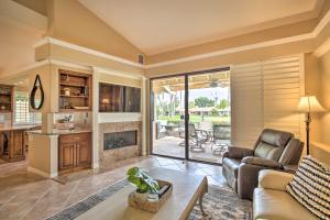 棕榈荒漠Upscale Palm Desert Escape with Patio and Shared Pool!的带沙发和壁炉的客厅