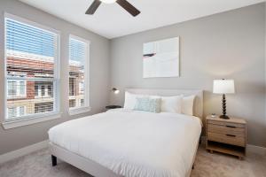 弗赖拉辛Kasa Frisco Dallas的卧室配有白色的床和2扇窗户。
