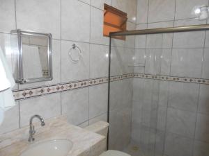 博尼图Pousada Paraiso的浴室配有卫生间、盥洗盆和淋浴。