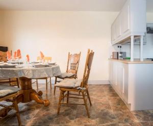 克朗马尼Hillview Holiday Home的一间厨房,里面配有桌椅
