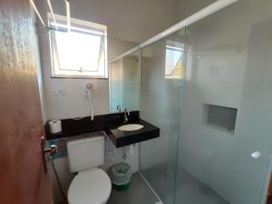 乌巴图巴卡萨纳普拉亚旅馆 的浴室配有卫生间、盥洗盆和淋浴。