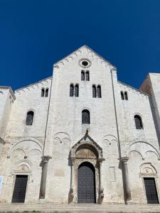 巴里Porto Antico的一座大型石头教堂,有高高的塔