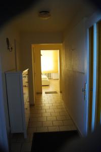 兰格尔斯海姆拉丰塔纳酒店的走廊,门通往带浴室的房间