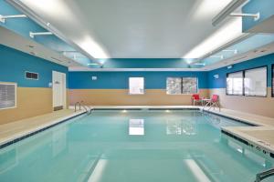 埃文斯维尔Holiday Inn Express - Evansville, an IHG Hotel的拥有蓝色墙壁和蓝色天花板的游泳池