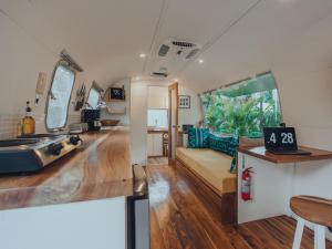 诺萨拉Airstream by the Sea的一间客厅和厨房,位于一个小房子里