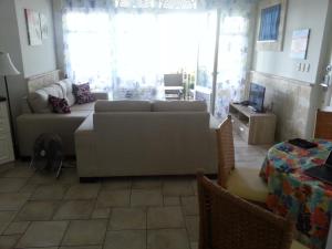 苏莎亚Los Balcones的客厅配有沙发和桌子