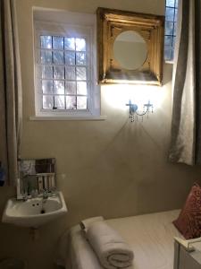 开普敦阿什比庄园旅馆的浴室设有床、水槽和窗户。