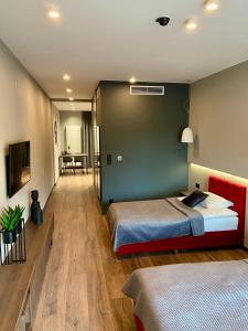 拉多姆Aparts Hotel Radom的一间卧室设有两张床和绿色的墙壁