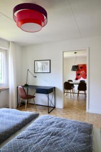 格拉鲁斯Ferien in Glarus的一间卧室配有一张床和一张书桌,还有一间用餐室