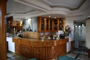 奥斯皮塔尔德奥尔维戈唐末郎日醌旅馆的一间设有木橱柜的餐厅内的酒吧