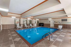 Comfort Inn & Suites El Dorado内部或周边的泳池