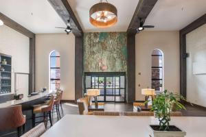 佩吉佩吉-鲍威尔湖克拉里奥酒店的一间带壁炉的用餐室和墙上的大画