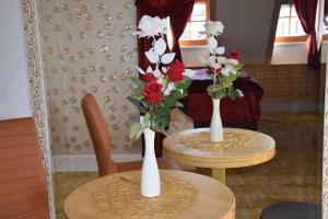 沃尔夫斯堡特维特旅馆的两张桌子上带花瓶和花