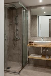 雅典STAY INN的带淋浴和盥洗盆的浴室
