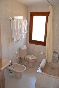 韦斯卡圣马科斯酒店的一间带水槽和卫生间的浴室以及窗户。