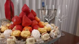 坎佩切坎佩切洛佩斯酒店的桌子上一盘草莓和巧克力