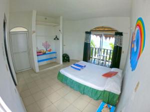 莫雷洛斯港Casa Kayab的一间卧室设有一张床和一个美景窗户。